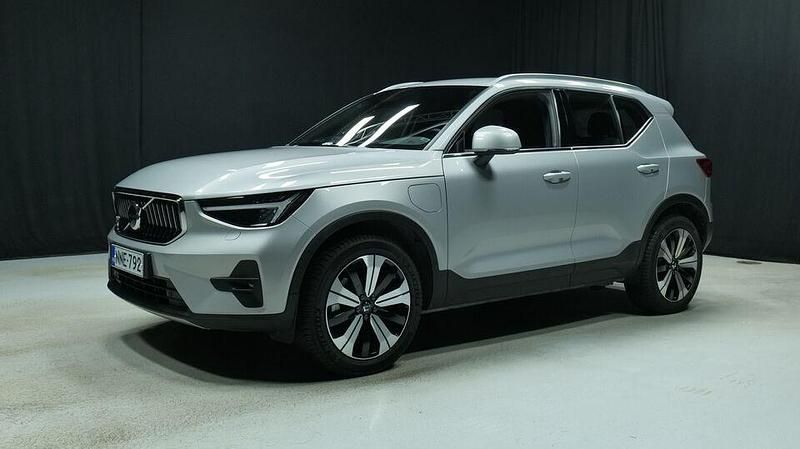 Harmaa Käytetty 2023 Volvo XC40 Plus Katumaasturi | 38 400 € (Perustarjous) - Kuva 1/3