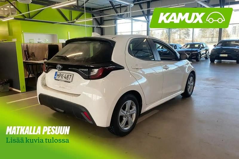 Käytetty Toyota Yaris Hybrid Active 116 HP (85 kW) 2024 Valkoinen Sedan