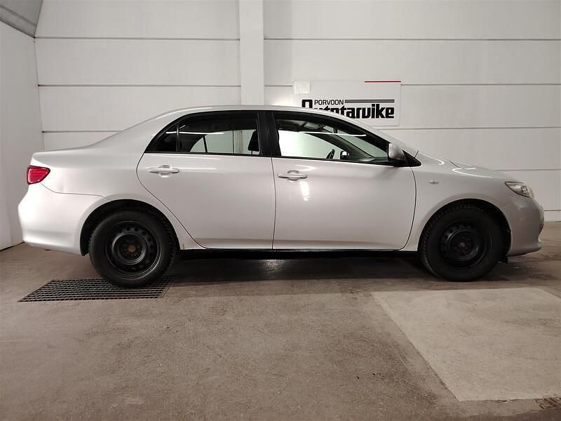 Käytetty Toyota Corolla Sol 126 HP (92 kW) 2009 Hopea Sedan