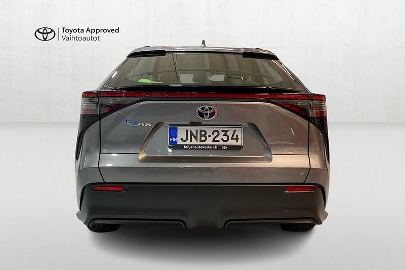 Käytetty Toyota bZ4X Active 150 kW (204 HP) 2023 Harmaa Katumaasturi