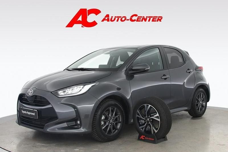 Harmaa Käytetty 2025 Toyota Yaris Hybrid Plus Viistoperä | 25 890 € (Perustarjous) - Kuva 1/4