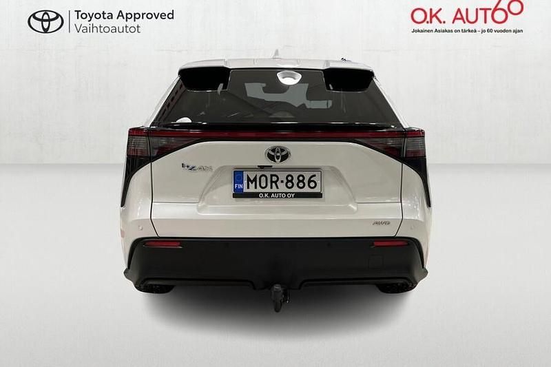 Käytetty Toyota bZ4X Style 160 kW (218 HP) 2022 Valkoinen Katumaasturi