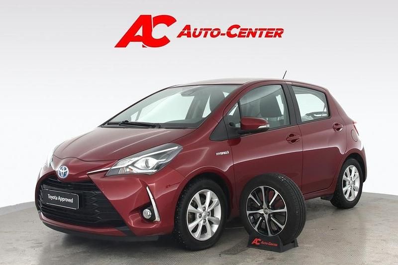 Käytetty Toyota Yaris Hybrid Active 101 HP (74 kW) 2018 Punainen Viistoperä