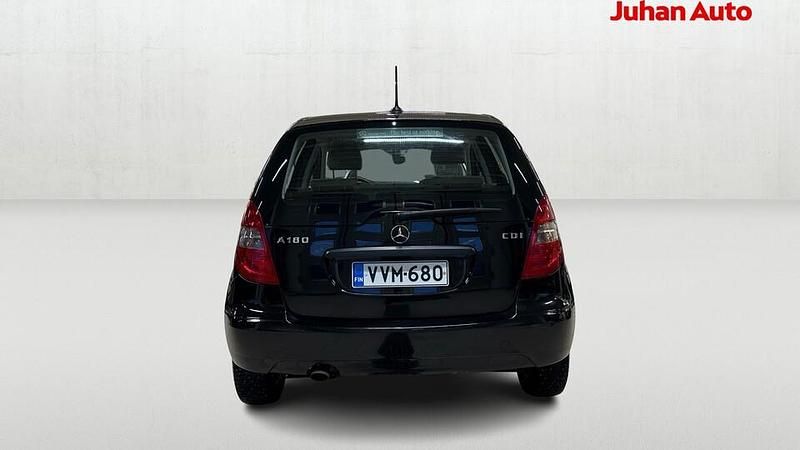 Käytetty Mercedes A180 Business 109 HP (80 kW) 2011 Musta Tila-auto