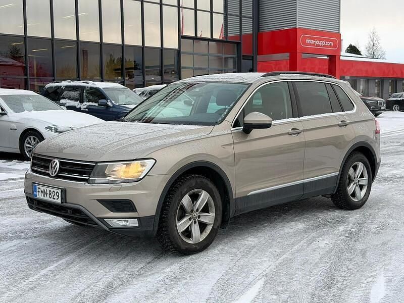 Ruskea Käytetty 2017 VW Tiguan Comfortline Katumaasturi | 19 990 € (Perustarjous) - Kuva 1/3
