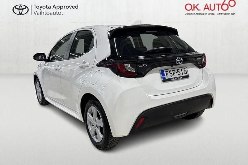 Käytetty Toyota Yaris Hybrid Active 116 HP (85 kW) 2022 Valkoinen Viistoperä