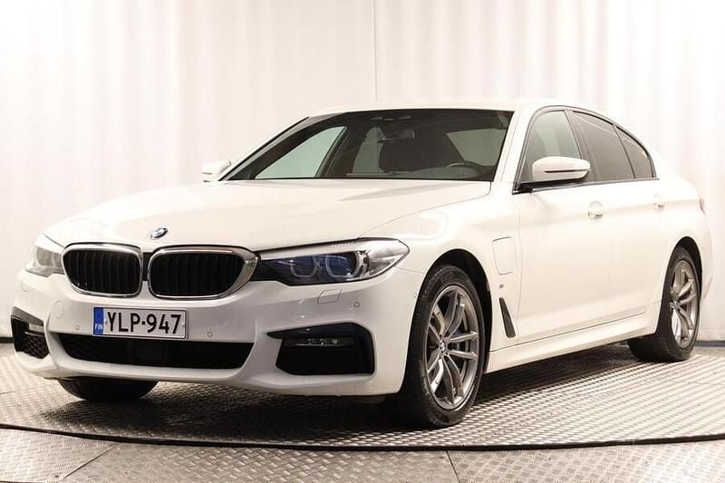 Valkoinen Käytetty 2020 BMW 530e M Sport Sedan | 26 590 € (Perustarjous) - Kuva 1/4