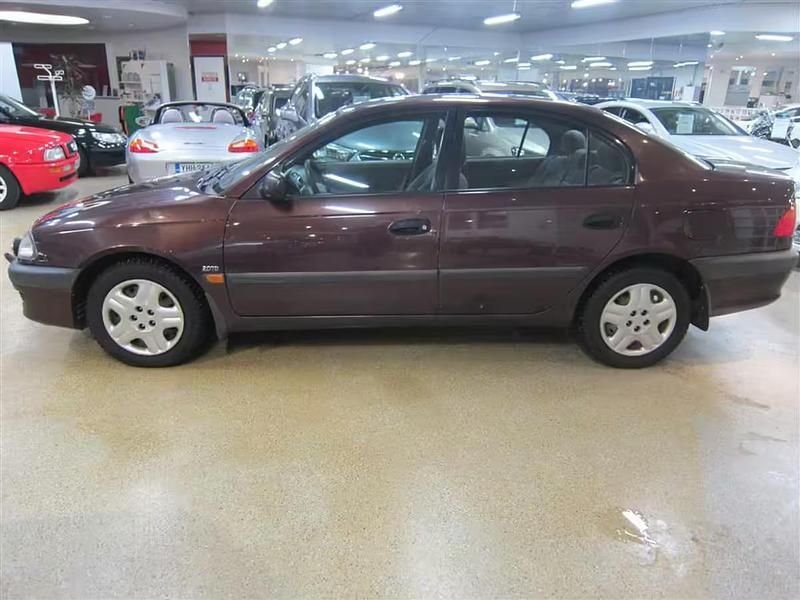 Käytetty Toyota Avensis Terra 90 HP (66 kW) 1999 Punainen Sedan