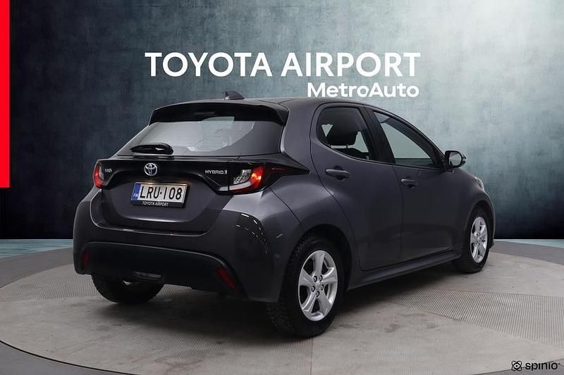 Käytetty Toyota Yaris Hybrid Active 116 HP (85 kW) 2022 Harmaa Viistoperä