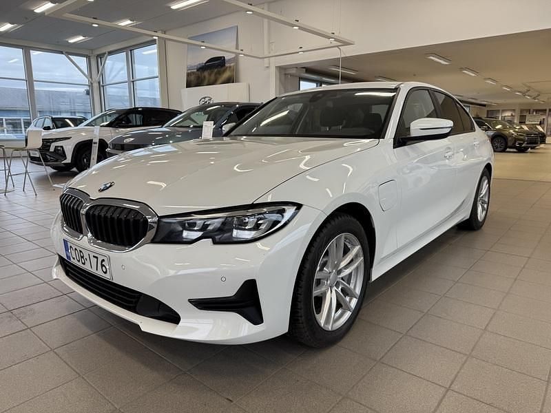 Valkoinen Käytetty 2020 BMW 330e Sedan | 24 400 € (Perustarjous) - Kuva 1/4