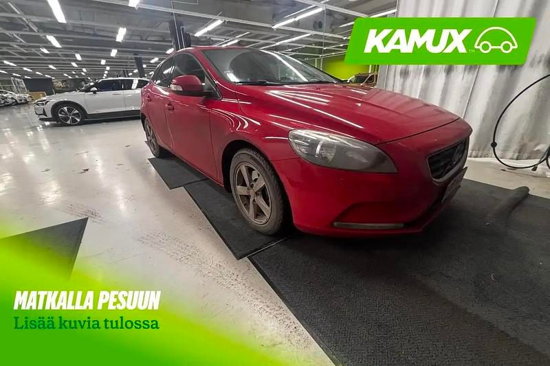 Punainen Käytetty 2012 Volvo V40 Kinetic Sedan | 10 490 € (Perustarjous) - Kuva 1/4