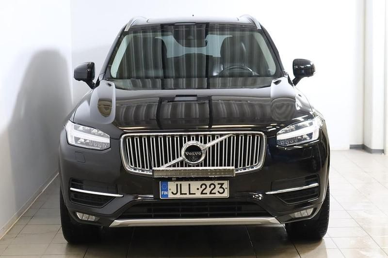 Käytetty Volvo XC90 Inscription 235 HP (172 kW) 2018 Musta Katumaasturi