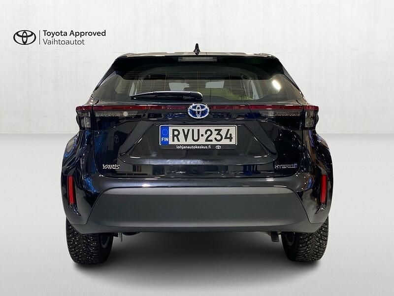 Käytetty Toyota Yaris Cross Active 116 HP (85 kW) 2024 Musta Katumaasturi