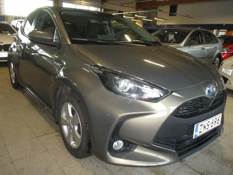 Ruskea Käytetty 2021 Toyota Yaris Hybrid Active Viistoperä | 17 980 € (Perustarjous) - Kuva 1/4