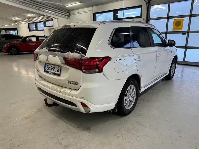 Käytetty Mitsubishi Outlander P-HEV Intense 203 HP (149 kW) 2016 Farmari