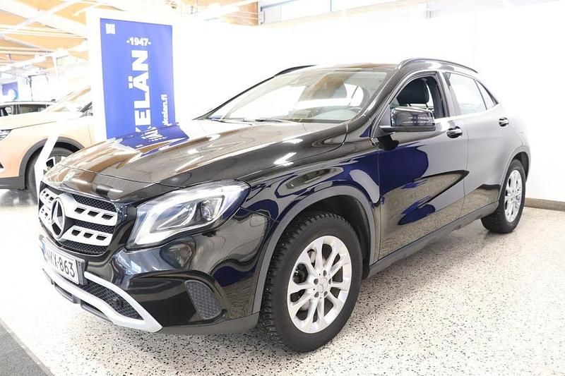 Käytetty Mercedes GLA180 Edition 122 HP (89 kW) 2017 Musta Katumaasturi