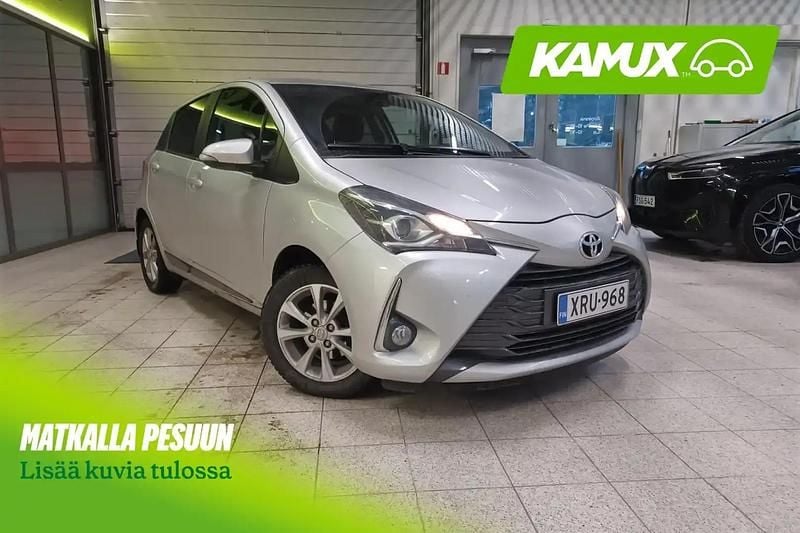 Käytetty Toyota Yaris Multidrive S 111 HP (81 kW) 2020 Hopea / harmaa Sedan