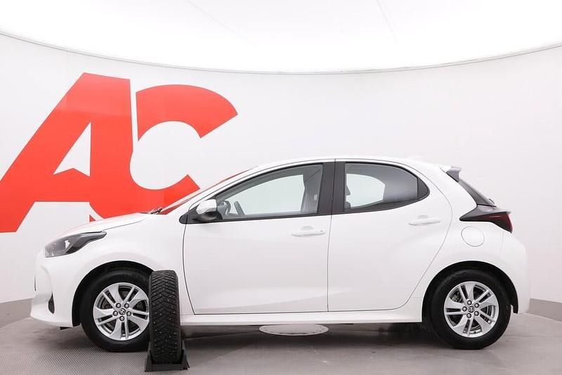 Käytetty Toyota Yaris Hybrid Active 116 HP (85 kW) 2023 Valkoinen Viistoperä
