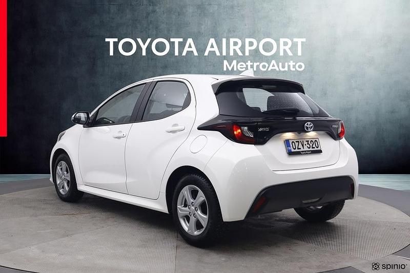 Käytetty Toyota Yaris Hybrid Active 116 HP (85 kW) 2023 Valkoinen Viistoperä