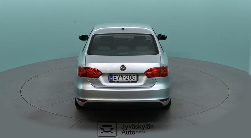 Käytetty VW Jetta Comfortline 122 HP (89 kW) 2013 Harmaa Sedan