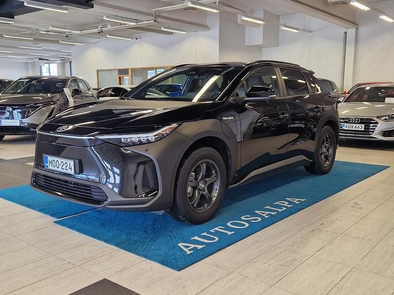 Musta Käytetty 2022 Toyota bZ4X Style Katumaasturi | 28 900 € (Supertarjous) - Kuva 1/4
