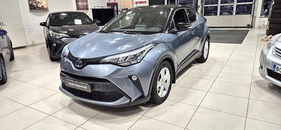 Harmaa Käytetty 2022 Toyota C-HR Edition Katumaasturi | 27 900 € (Perustarjous) - Kuva 1/4