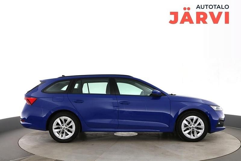Käytetty Skoda Octavia Ambition 190 HP (139 kW) 2022 Sininen Farmari