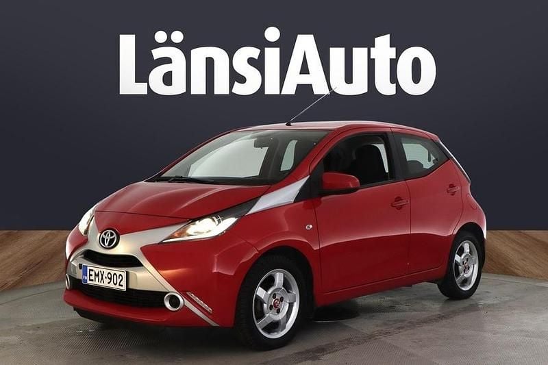 Käytetty Toyota Aygo X-play 69 HP (50 kW) 2015 Punainen Viistoperä