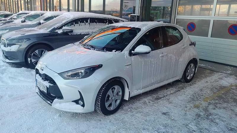 Valkoinen Käytetty 2021 Toyota Yaris Hybrid Active Viistoperä | 19 980 € (Perustarjous) - Kuva 1/3