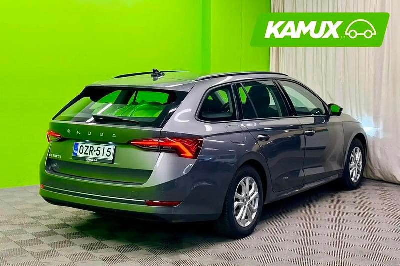 Käytetty Skoda Octavia Ambition 150 HP (110 kW) 2023 Hopea / harmaa Farmari