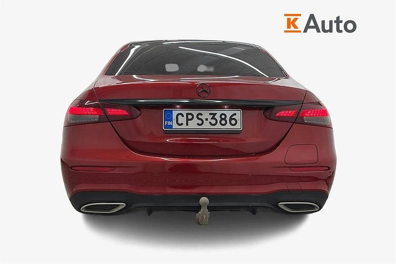 Käytetty Mercedes E300 Avantgarde 211 HP (155 kW) 2022 Punainen Sedan