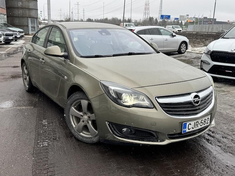Käytetty Opel Insignia Edition 163 HP (119 kW) 2015 Ruskea Sedan
