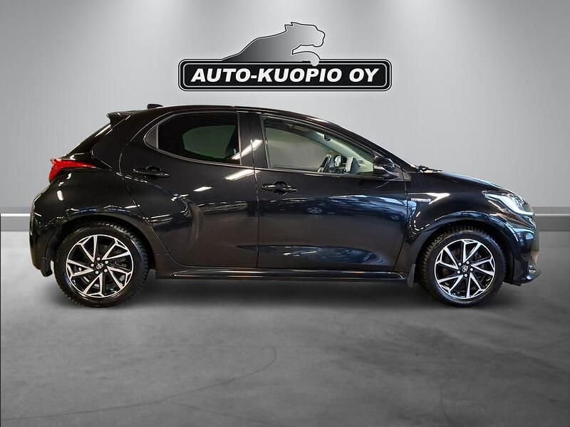 Käytetty Toyota Yaris Hybrid Plus 116 HP (85 kW) 2021 Musta Viistoperä