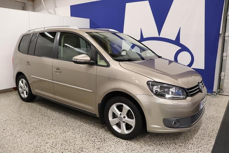 Ruskea Käytetty 2012 VW Touran Highline Tila-auto | 13 900 € (Perustarjous) - Kuva 1/4