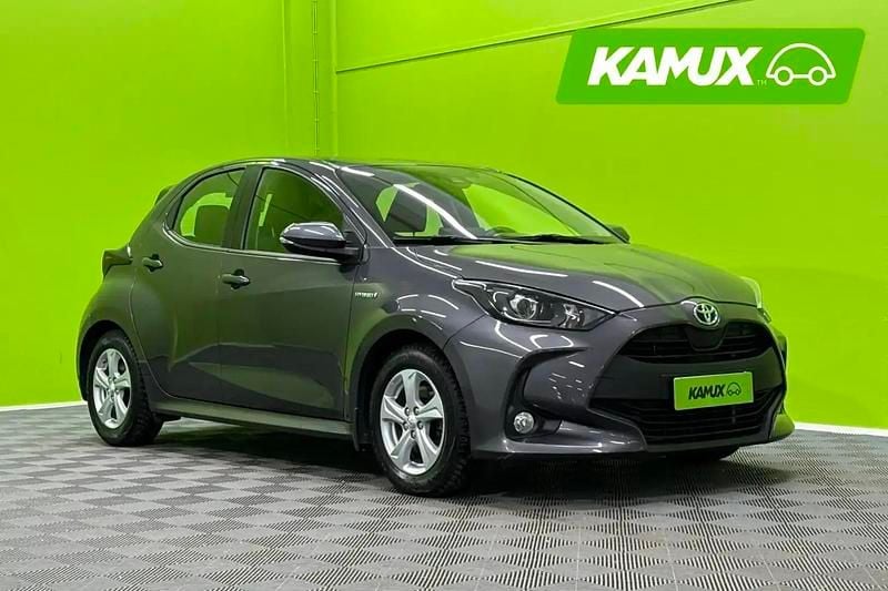 Käytetty Toyota Yaris Hybrid Active 116 HP (85 kW) 2021 Hopea / harmaa Sedan