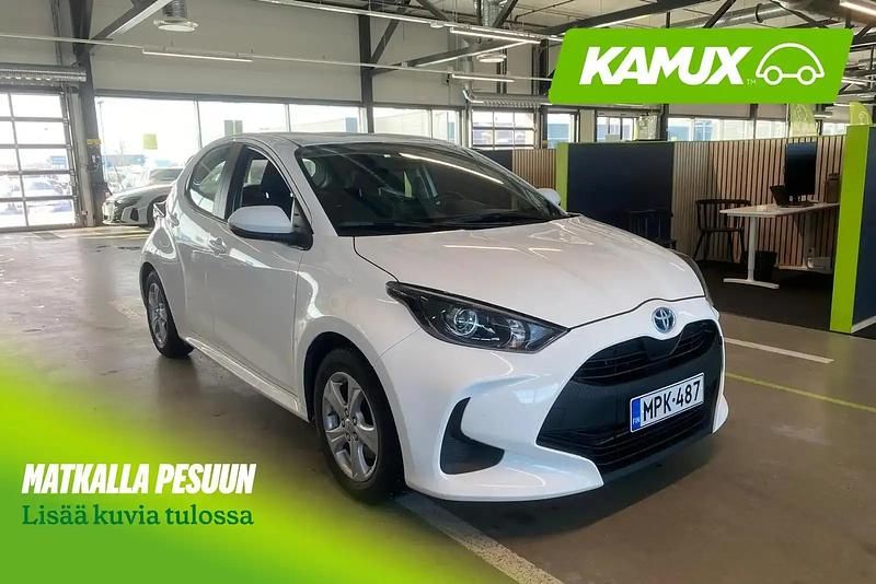 Käytetty Toyota Yaris Hybrid Active 116 HP (85 kW) 2024 Valkoinen Sedan