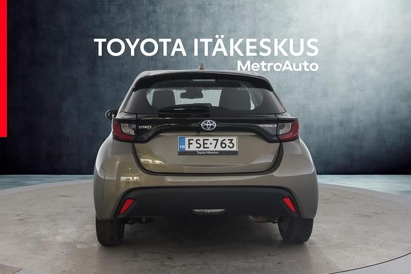 Käytetty Toyota Yaris Hybrid Active 116 HP (85 kW) 2024 Ruskea Viistoperä