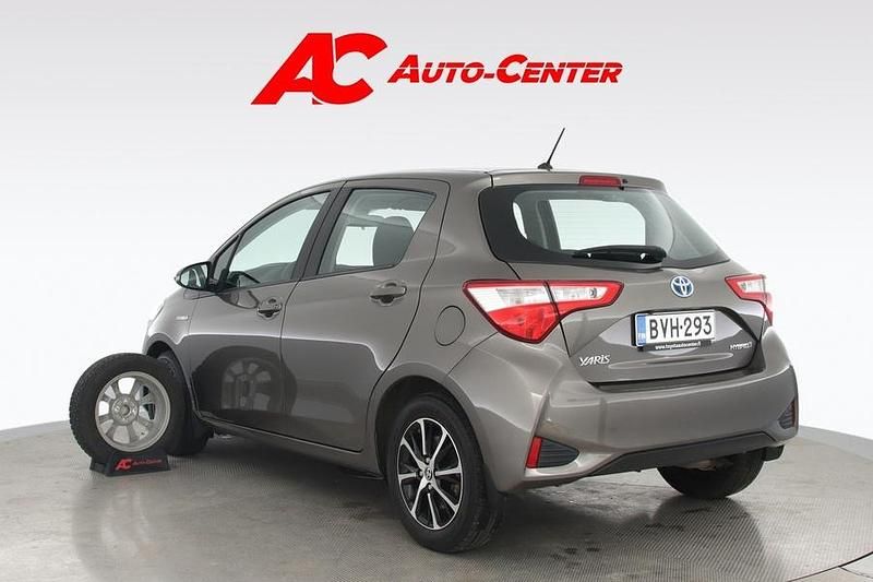 Käytetty Toyota Yaris Hybrid Active 101 HP (74 kW) 2018 Harmaa Viistoperä