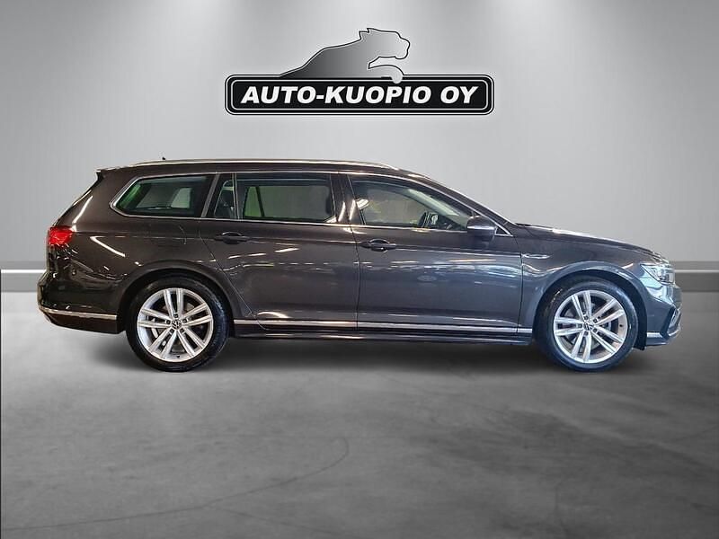 Käytetty VW Passat R-line 150 HP (110 kW) 2022 Harmaa Farmari