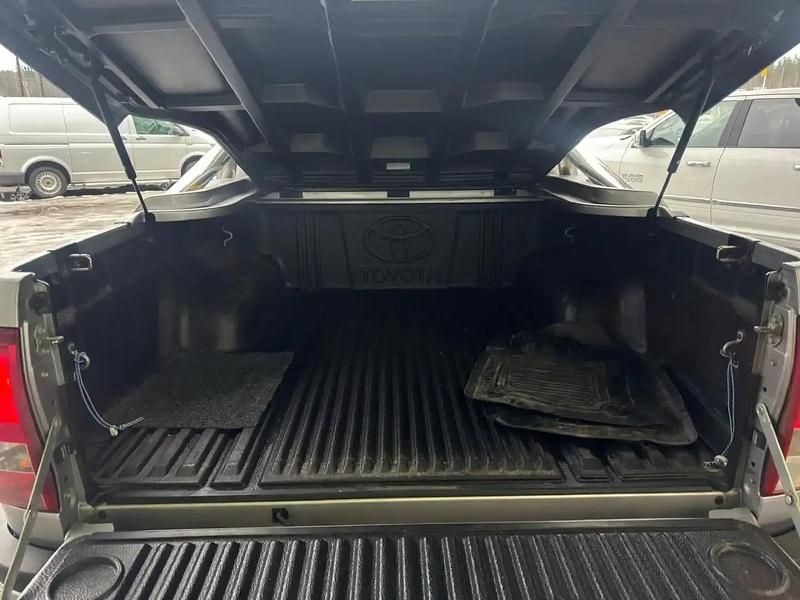 Käytetty Toyota HiLux Active 150 HP (110 kW) 2019 Hopea / harmaa Nouto