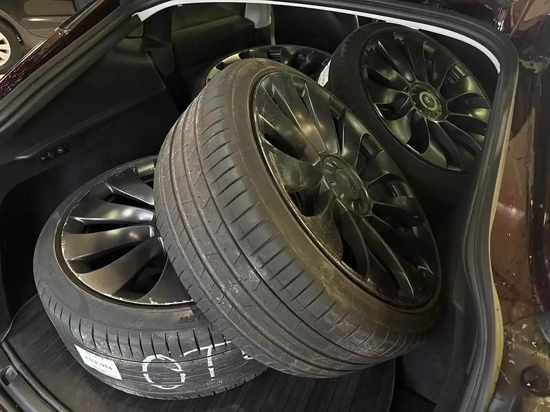 Käytetty Tesla Model Y Performance 336 kW (457 HP) 2024 Punainen Katumaasturi