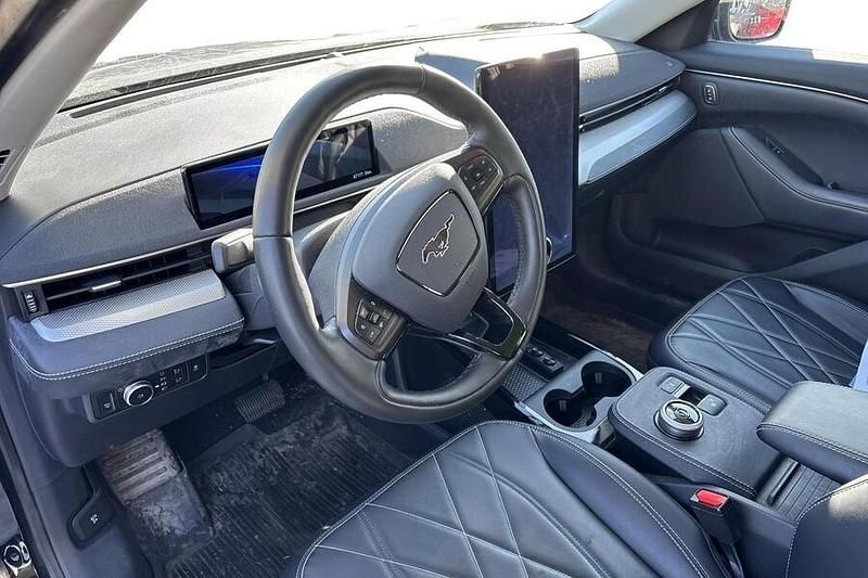 Käytetty Ford Mustang Mach-E 197 kW (268 HP) 2022 Musta Katumaasturi