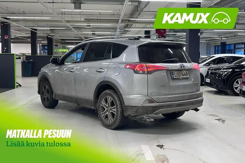Käytetty Toyota RAV4 Hybrid Edition 155 HP (114 kW) 2017 Hopea / harmaa Katumaasturi