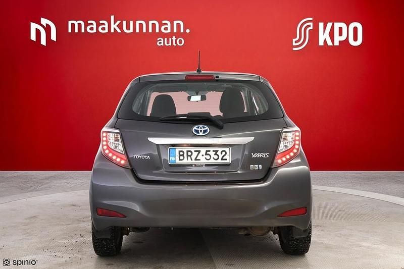 Käytetty Toyota Yaris Hybrid Active 75 HP (55 kW) 2014 Harmaa Viistoperä