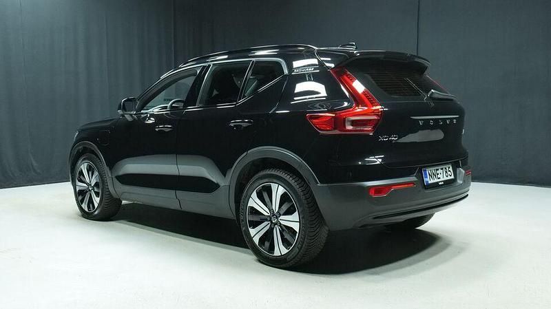 Käytetty Volvo XC40 Plus 211 HP (155 kW) 2023 Musta Katumaasturi