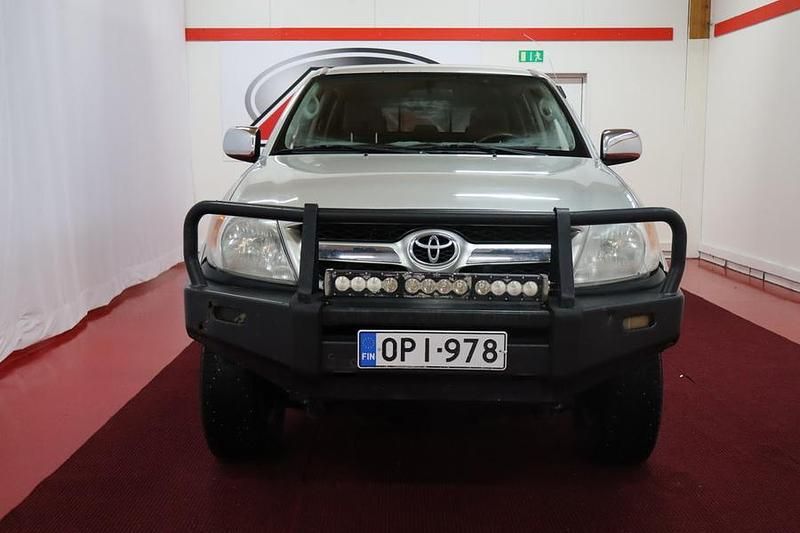 Käytetty Toyota HiLux SR 102 HP (75 kW) 2006 Hopea Nouto