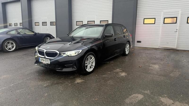 Musta Käytetty 2021 BMW 330e Farmari | 25 770 € (Hyvä tarjous) - Kuva 1/4