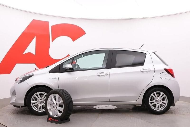 Käytetty Toyota Yaris Hybrid Premium 73 HP (53 kW) 2017 Hopea Viistoperä