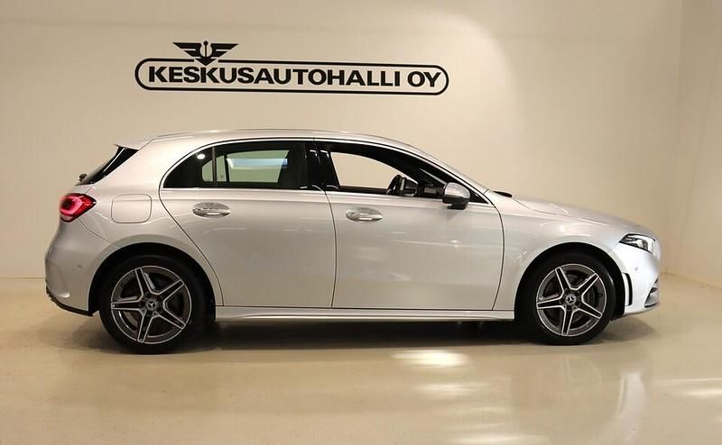 Käytetty Mercedes A250 AMG line 163 HP (119 kW) 2022 Hopea Viistoperä