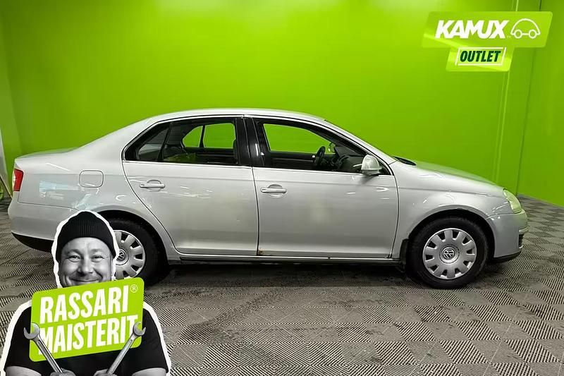 Käytetty VW Jetta Trendline 102 HP (75 kW) 2005 Hopea / harmaa Sedan